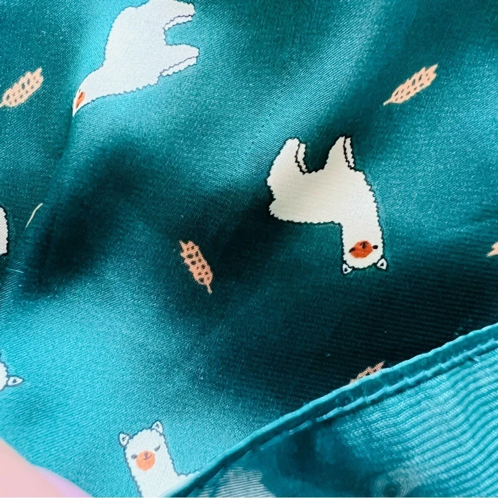 🧣 Teal Scarf with White Llamas & Feathers Print